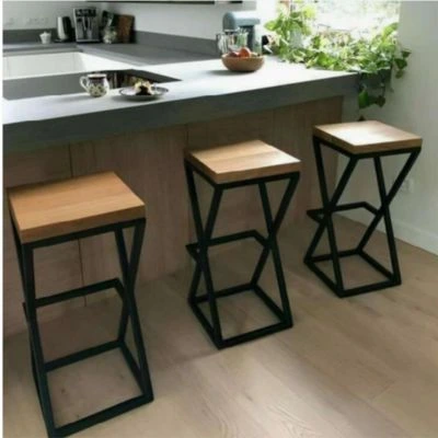 Banquetas industriais de ferro com assento de madeira